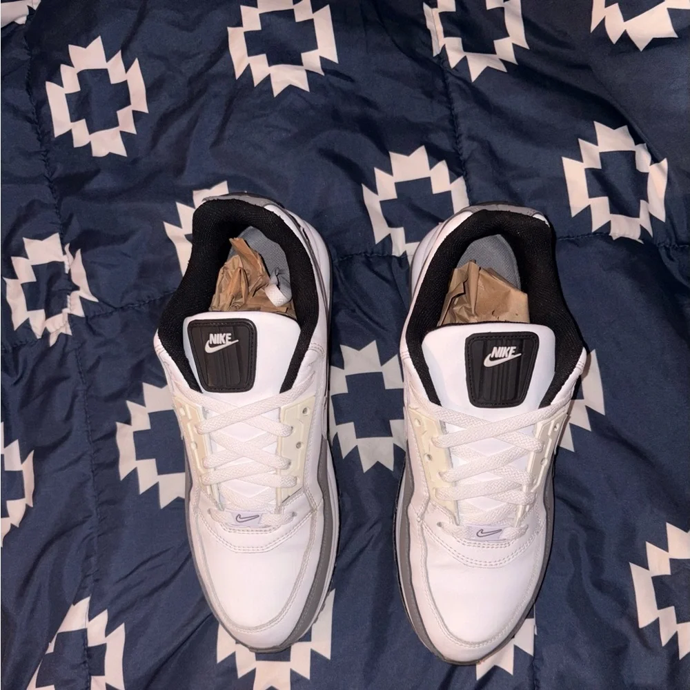 Nike Men’s White and Gray Athletic Sneakers - Picture 2 of 6